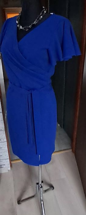 Elegancka sukienka w serek ,rekaw motylek i z  paskiem