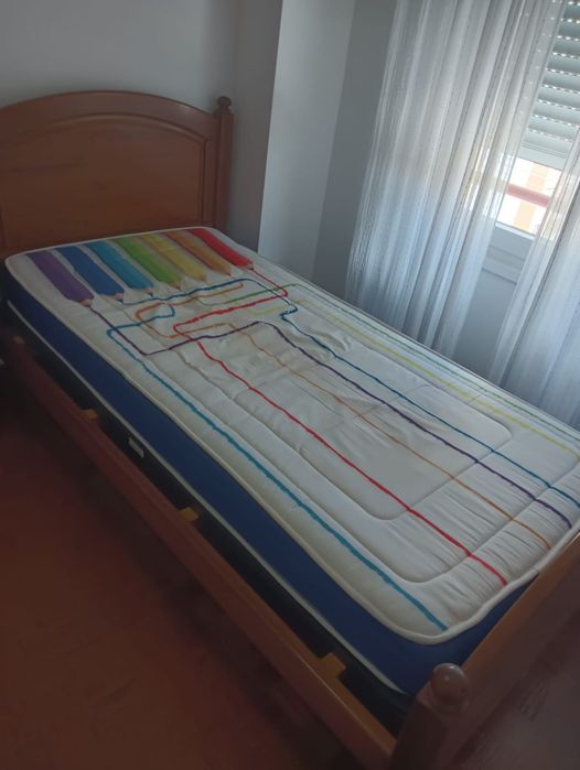 Cama+colchão+mesa de cabeceira