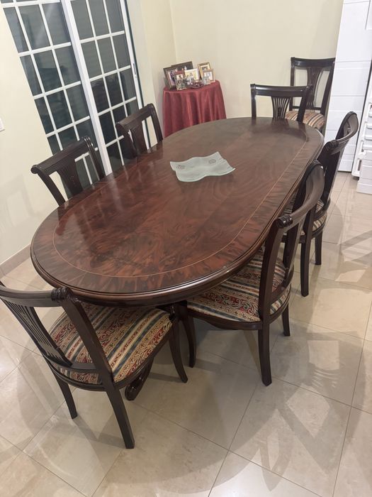 Sala de Jantar Completa em Nogueira Maciça – Mesa + 8 Cadeiras + Cristaleira