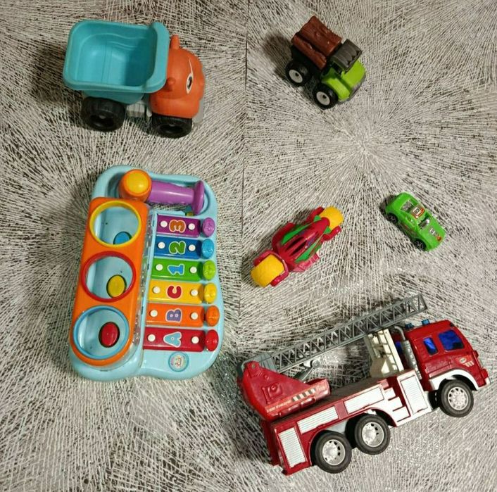 Пакет іграшок для хлопчика: велика пожежна машина, ксилофон, машинки