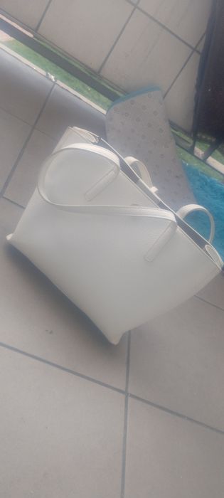 Niedroga, biała torebka damska, w doskonałym stanie, nowa.