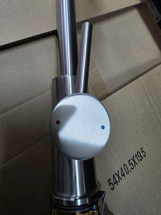 Torneira de cozinha em aço inoxidável de qualidade nova