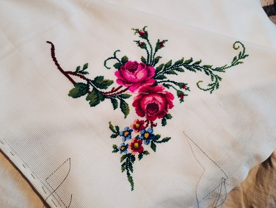 Скатерть с вышивкой крестиком.