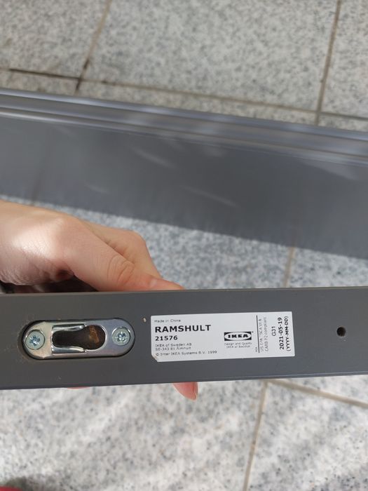 Estante do IKEA com suportes