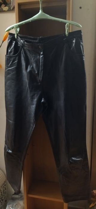 Calças de pele castanhas da Capri