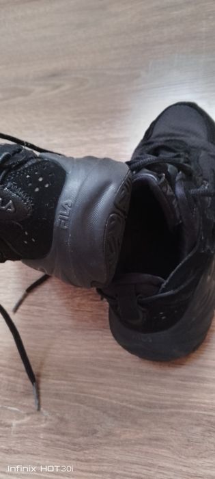 Фірмові кросівки