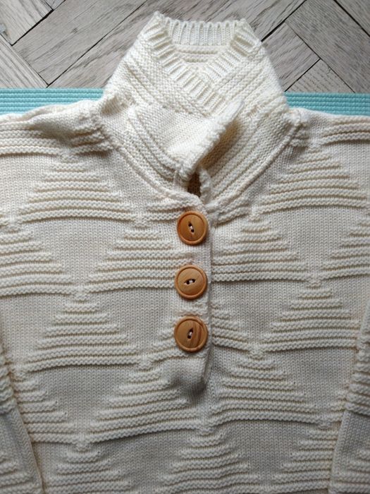 Sweter kremowy - M-ka. Nowy.