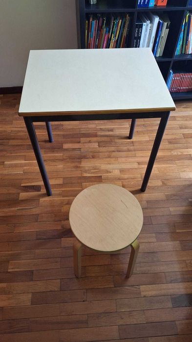 Material para sala de estudo, mesas, bancos, quadros, etc.