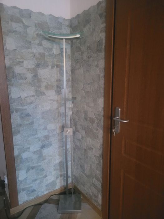 Energooszczędna lampa stojąca z lampką do czytania