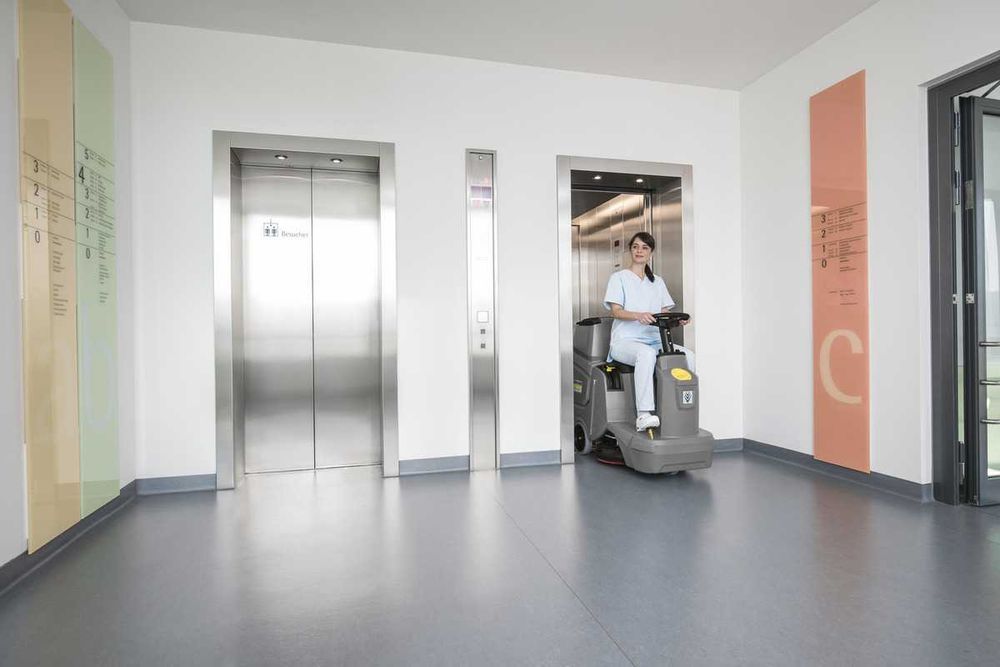 Wynajem Karcher Szorowarka duża samojezdna BD 50/70 bateryjna z siedziskiem