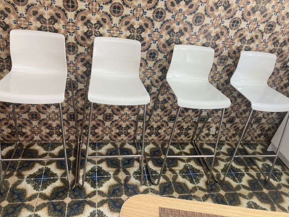 Mesa alta com 4 cadeiras altas IKEA