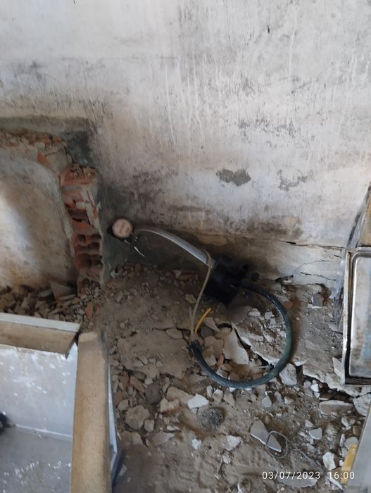 Refrigerated counter, imperial sink, and chairs64297868430082123