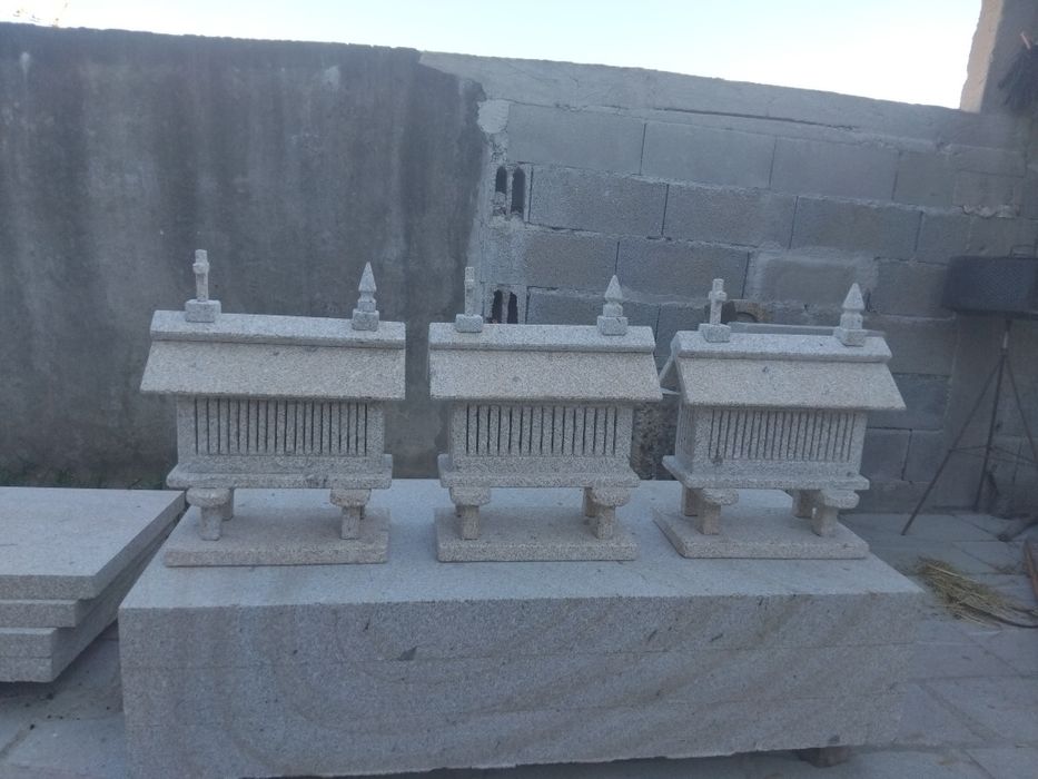 Espigueiros pequenos em granito
