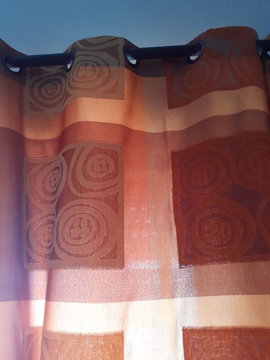 Cortinados em bom estado com pouco uso