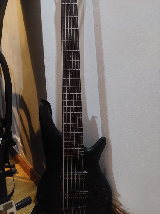 Baixo elétrico Ibanez 6 cordas