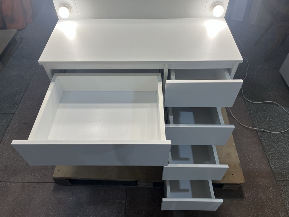 Туалетний столик з підсвіткою косметичний стіл дзеркало для макіяжу