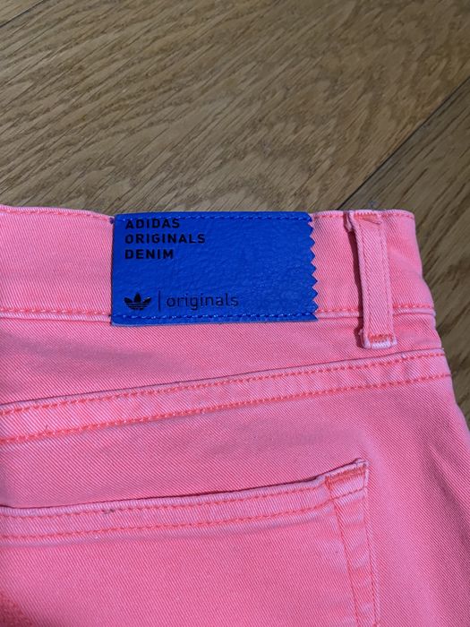 Damskie spodnie jeansowe marki Adidas