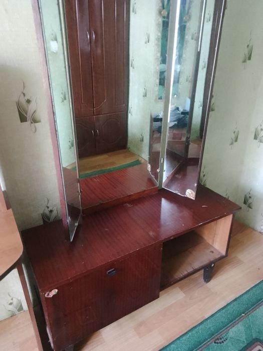 Продам трюмо з зеркалами