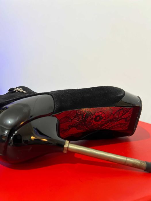 Botim Preto com salto metalizado