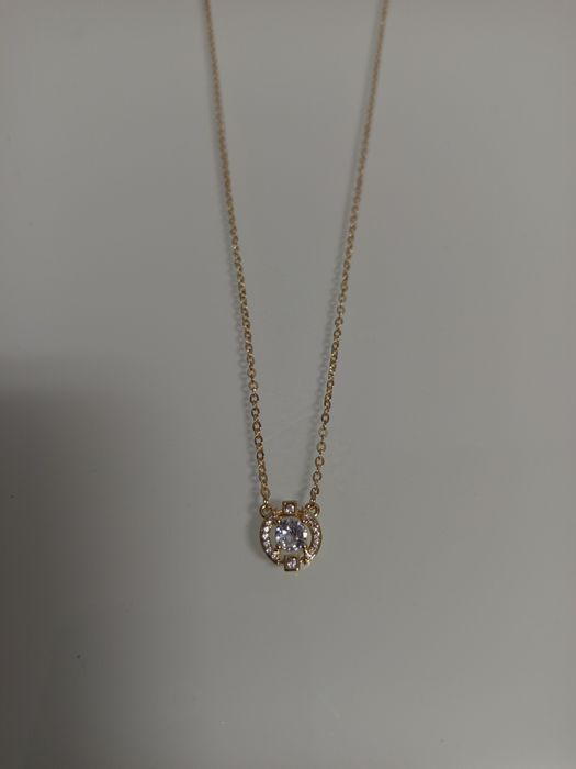 Colar dourado com brilhantes