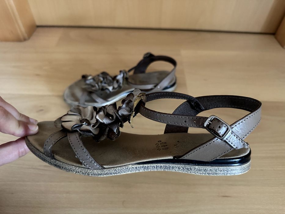 Sandálias Castanhas super giras Nº 38