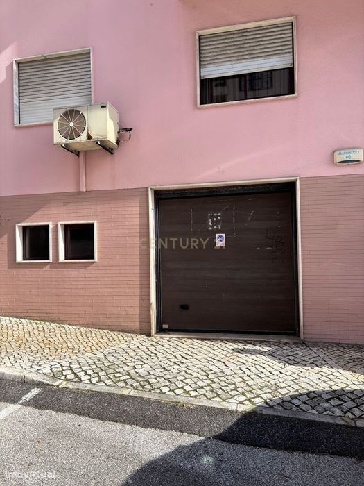 Garagem/ Armazém com portão automático em Odivelas