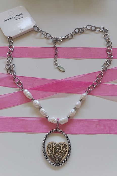 Colar prateado, em aço, com coração e pérolas naturais