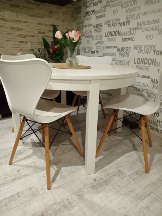 Stół rozkładany i krzesla