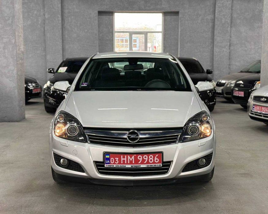 Свіжопригнаний OPEL ASTRA H 2008 року в кузові хетчбек. 
Машина сертифікована, розмитнена. 
Пакет документів готовий для постанови на облік в МРЕО. 
Всі податки сплачуємо ми. 
Авто повністю обслуговане, вкладень не потребує. 
Рідний пробіг 117 тис, двигун 1.6 бензин, механіка. 
Без пробігу в Україні. 
Салон дуже комфортний, чистий. 

Комплектація:

 - обслуговане авто в нашому АВТОСЕРВІСІ
 - гарантія на двигун
 - склопідіймачі 2
 - регулювання дзеркал
 - підігрів дзеркал
 - мікроліфт передніх сидінь
 - клімат контроль
 - автозатемнення
 - шкіряне кермо
 - мультикермо
 - сервокермо
 - датчик світла
 - датчик дощу
 - ABS
 - ESP
 - заводська мультимедіа з навігацією
 - AUX
 - омивачі фар
 - протитуманні фари
 - заводська лінзована оптика (XENON)
 - легкосплавні диски
 - гарна гума

Додаткові бонуси: 

- розширена гарантія на наші авто 
- консультація в будь-який час 
- оплата нами всіх налогів 
- допомога при постановці на облік 
- знижка на обслуговування та запчастини на нашому автосервісі 
- спеціальні тарифи при обміні ВАШОГО авто на будь яке наше. 
- згодні на всі перевірки будь-якого СТО. 
- можлива доставка авто у Ваше місто. 
Будемо раді відповісти на всі питання, що Вас цікавлять.