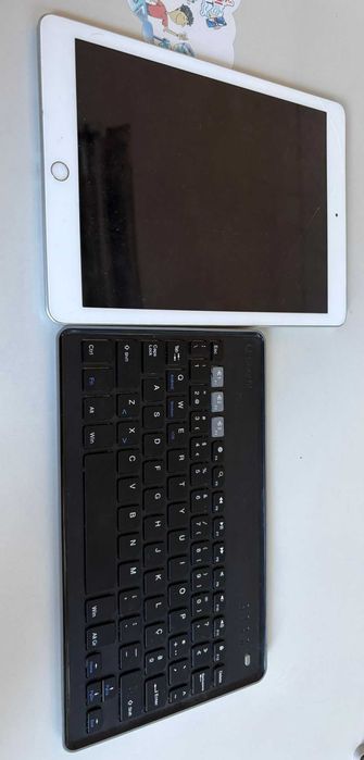 iPad 2018 (Prata, 9.7") + Teclado Bluetooth Silverht – Ler Descrição  Descrição