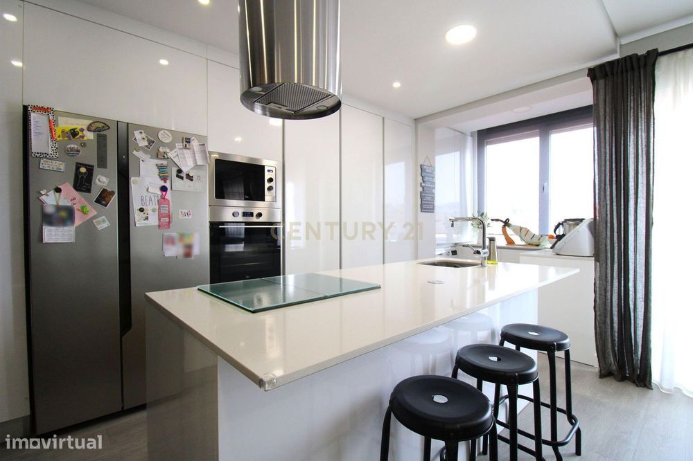 Apartamento T4 convertido em T3 na Cova da Piedade