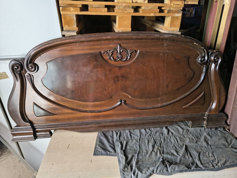Cama antiga em mogno