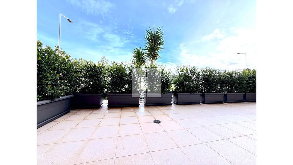 Apartamento T3 c/ Terraço e Garagem