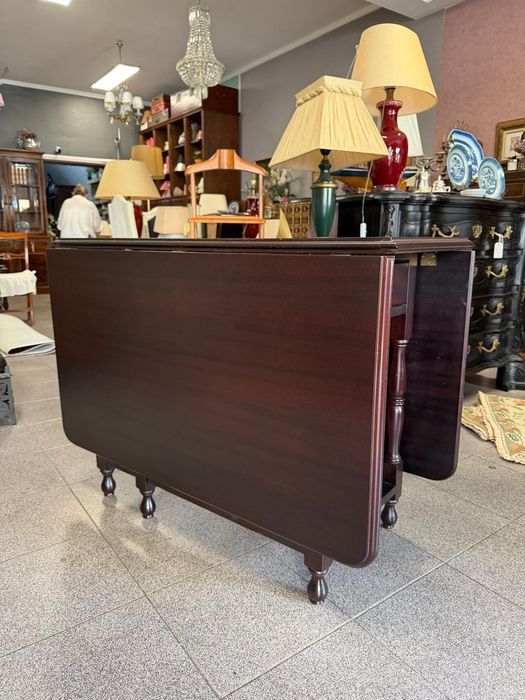 Mesa de Abas Rebatíveis Clássica em Madeira Nobre com Pernas Torneadas.