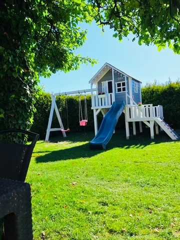 duży plac zabaw domek drewniany dla dzieci