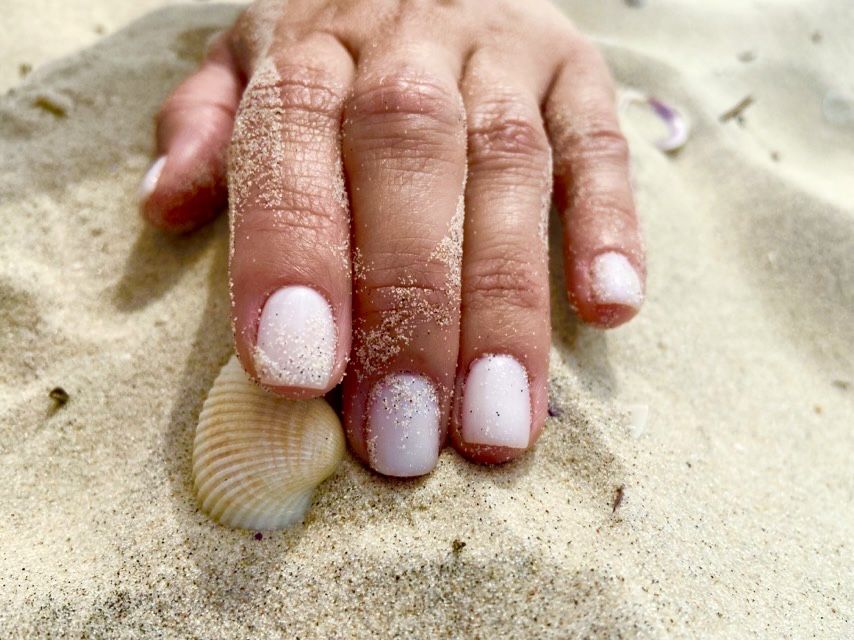 Манікюр, укріплення, нарощення нігтів.