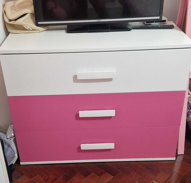 Mobilia quarto branco e rosa