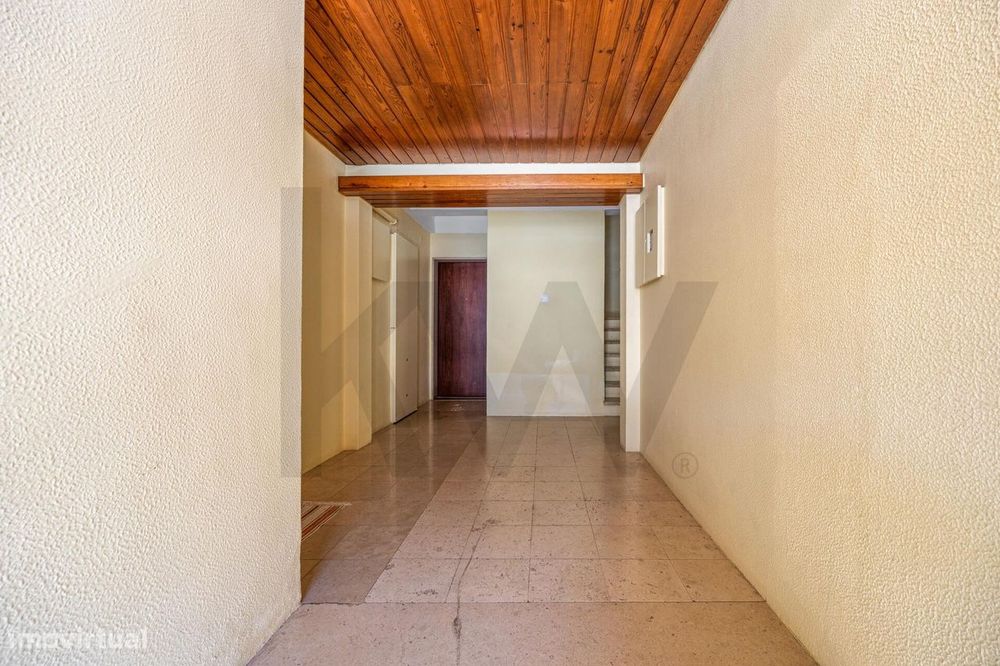 T2 Em Miratejo | Corroios | 1.º Andar | Potencial Para Remodelação Tot