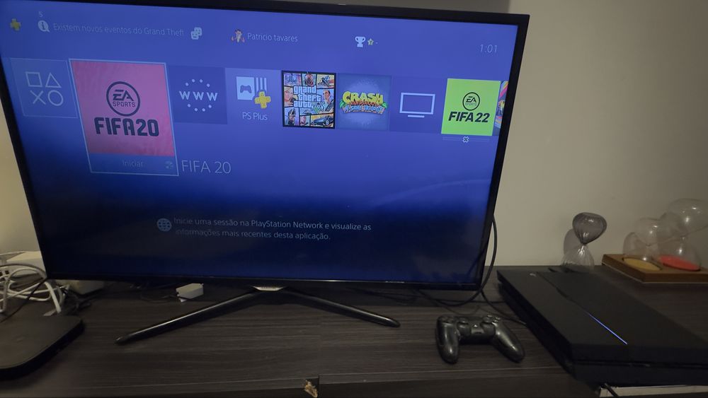 Playtation 4 com comando
