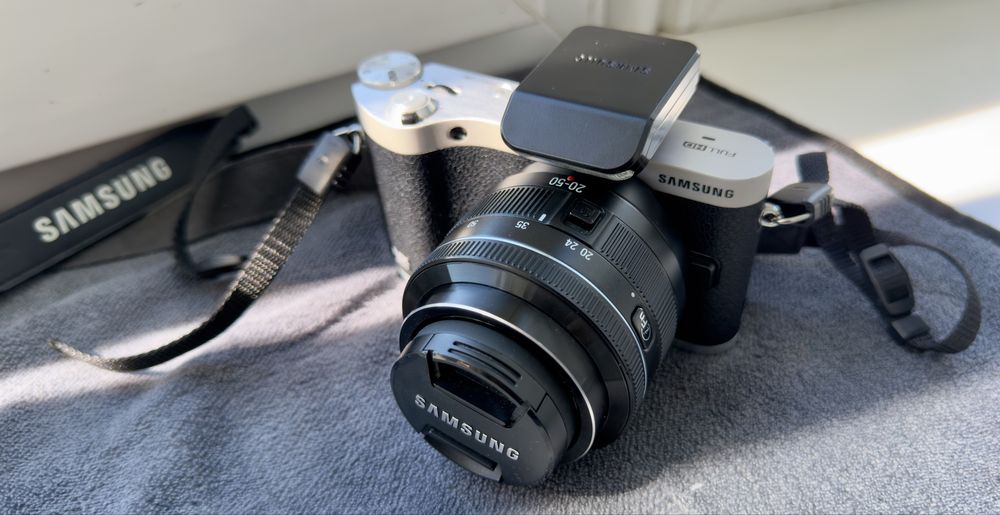 Бездзеркальна фотокамера Samsung NX300 + об'єктив 20-50mm II, модуль спалаху