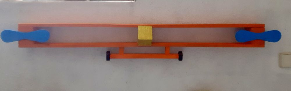 Avião em madeira tratado e pintado