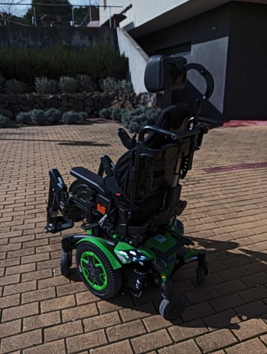 Cadeira de rodas eElétrica IVANCARE