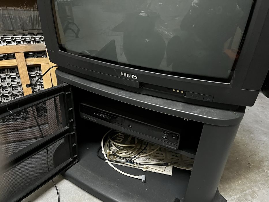Televisor com movel e vidio