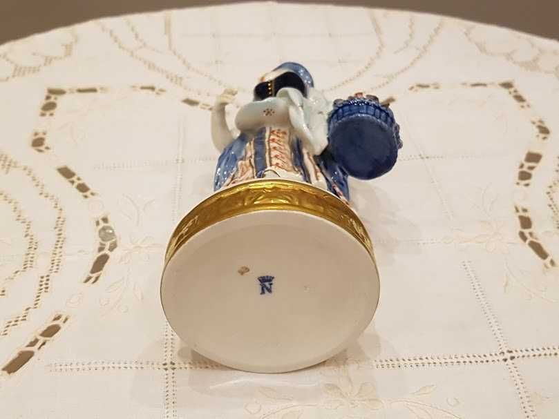Figurka "Kobieta z koszem kwiatów", porcelana Turyngia.