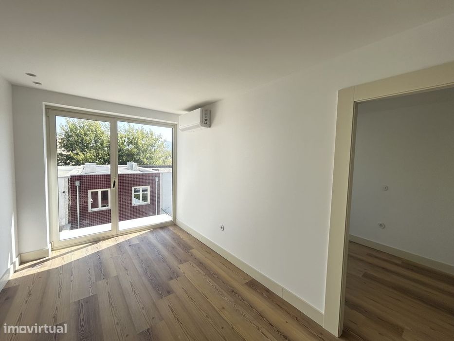 Vende-Se T2 Duplex Novo, Com Terraço E Suíte, No Centro De Braga.