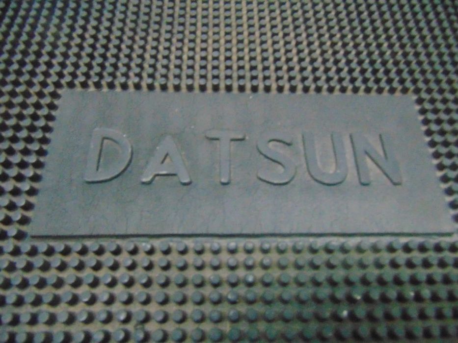 Datsun tapetes borracha 47x32 cm