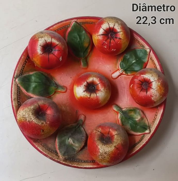 Pratos antigos decorativos.