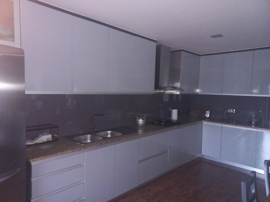 Cozinha moderna cinza claro