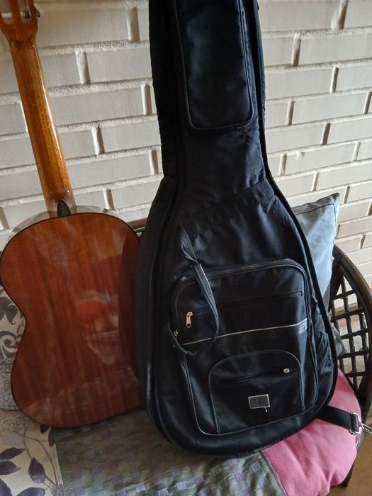 Продам классическую шестиструнную гитару.