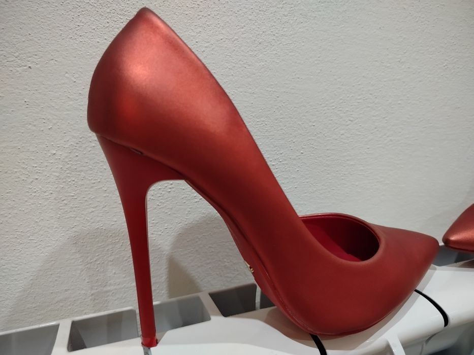 Szpilki czerwone satynowe Vices 36 roz.